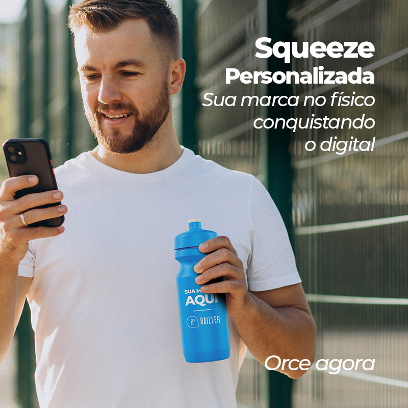 Homem no celular com Squeeze Personalizada na mão