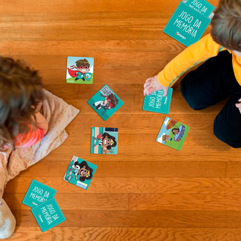Crianças brincando com Jogo da Memória